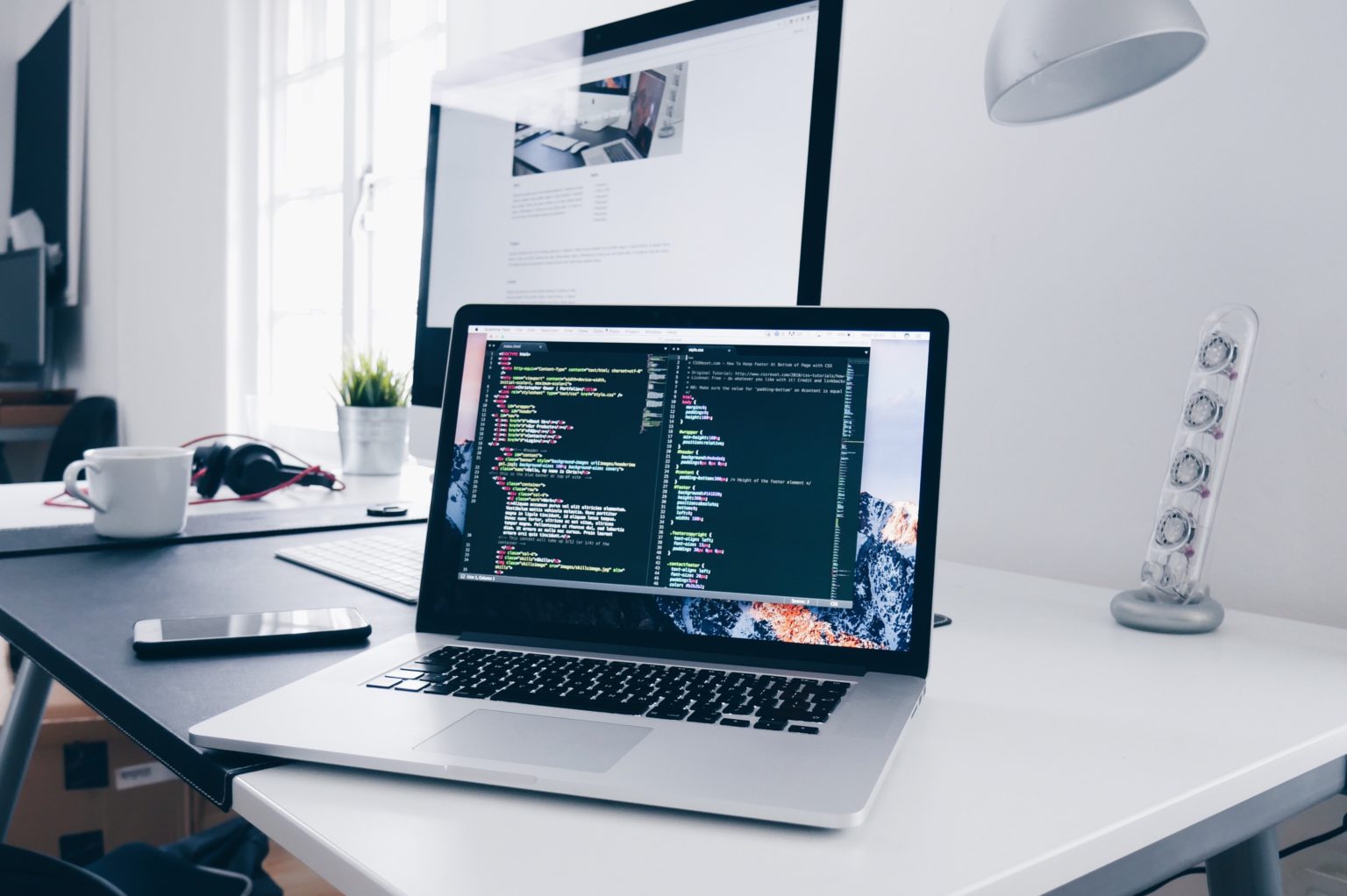ordinateur affichant du code