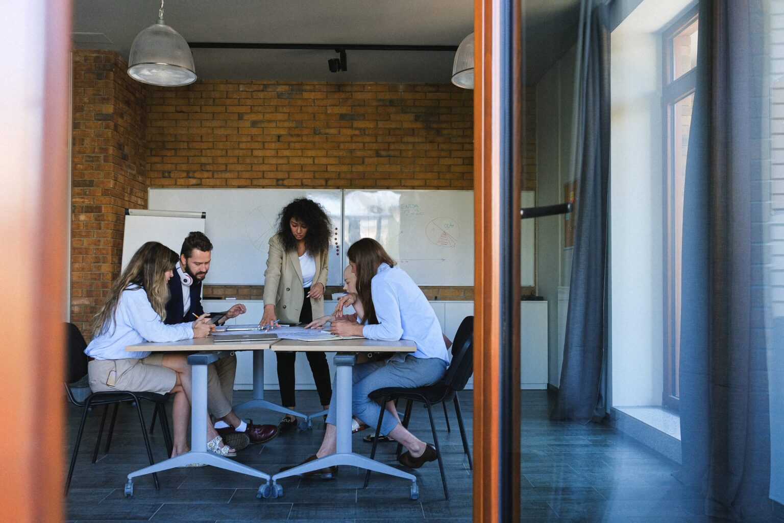 Réunion - personnes autour d'une table - professionnel - culture d'entreprise - recherche de nouveaux talents - attirer des candidats
