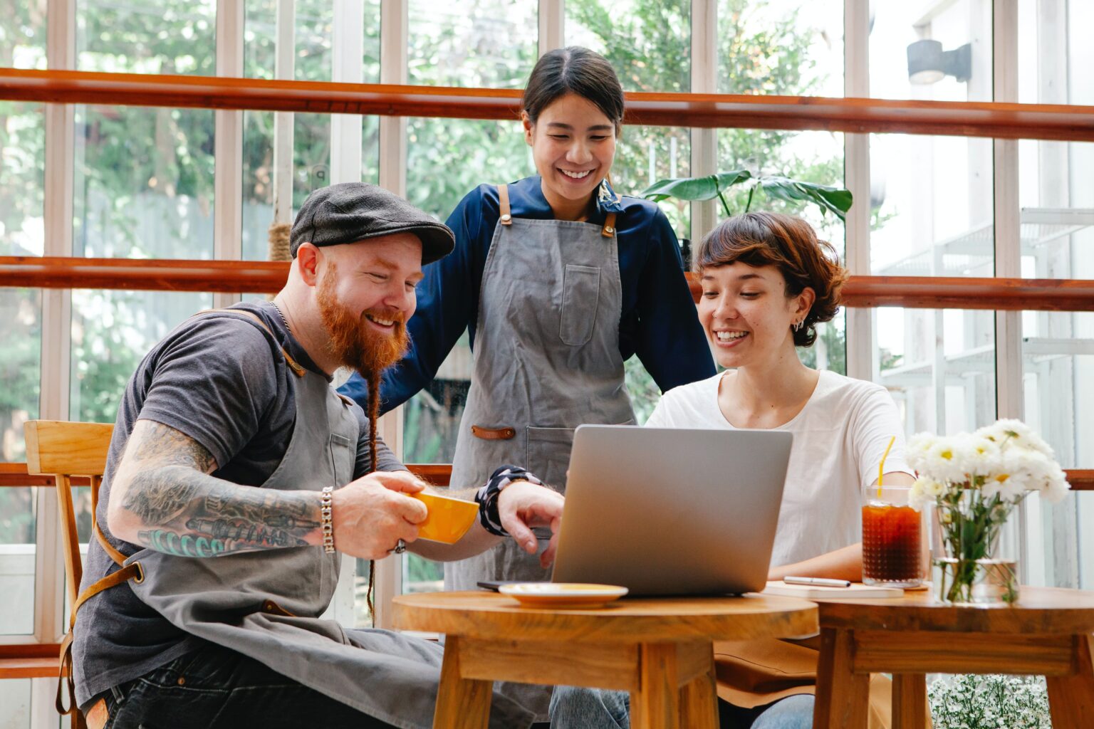 Réunion - activité - business - 3 personnes qui discutent autour d'un café, réunion professionnelle - Travail en équipe pour développer la marque employeur
