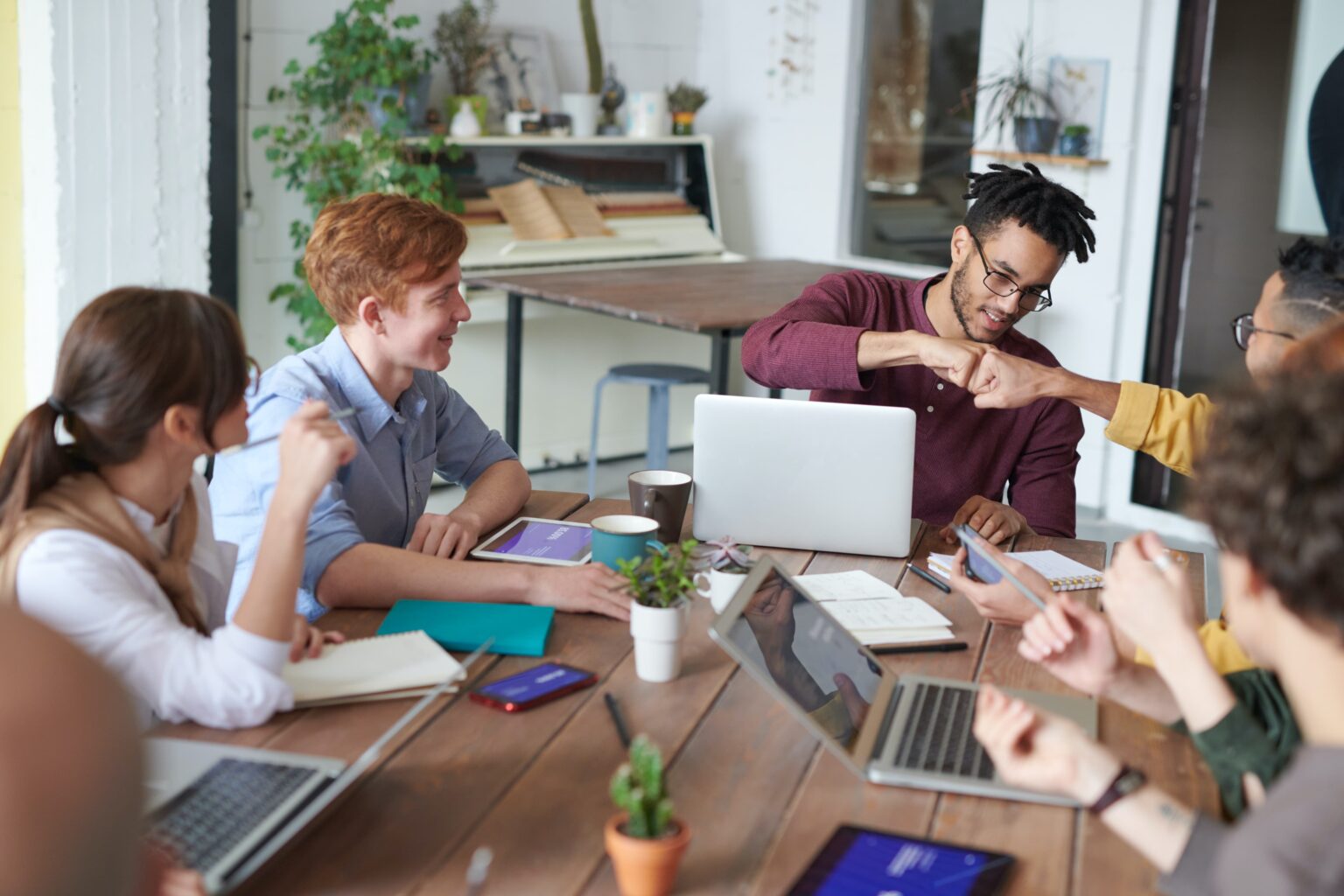 Happiness manager - Bonheur au travail - Recrutement positif - Potentiel Humain Montpellier - management - réunion de groupe