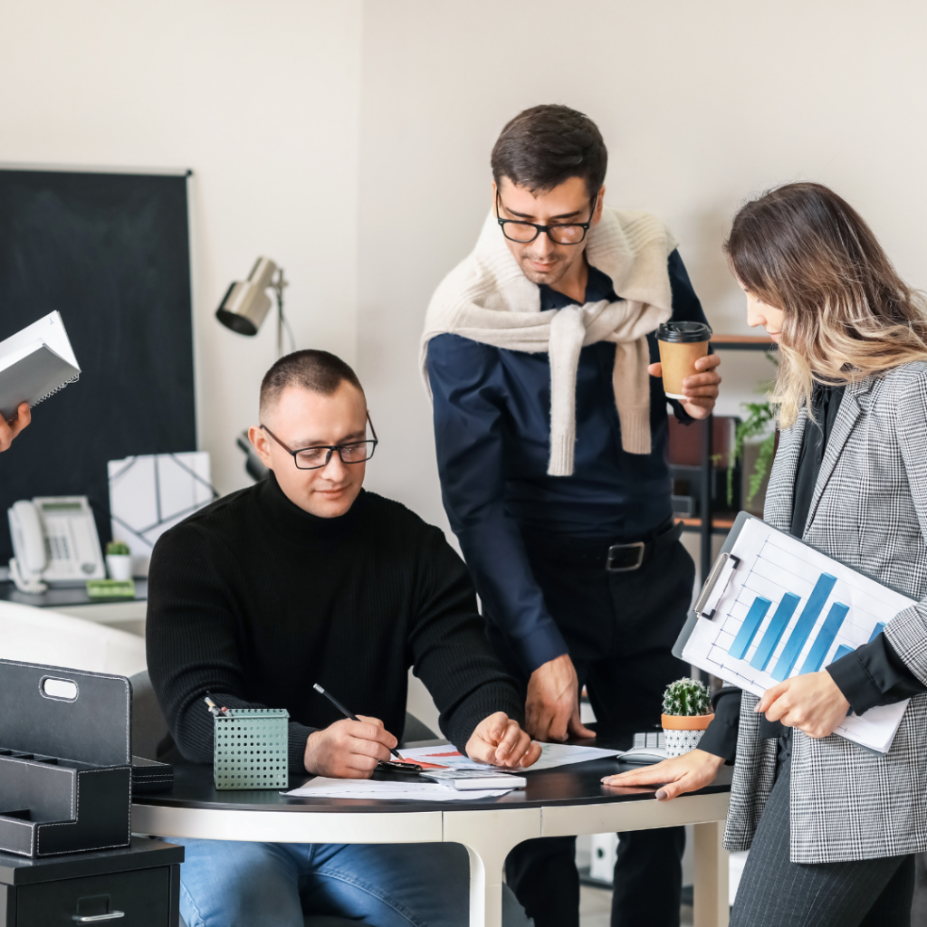 Trois personnes travaillant dans un cabinet comptable