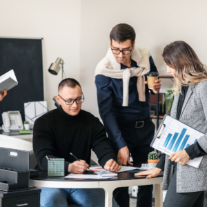 Trois personnes travaillant dans un cabinet comptable